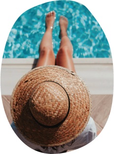 Visuel d'une femme au bord d'une piscine en été
